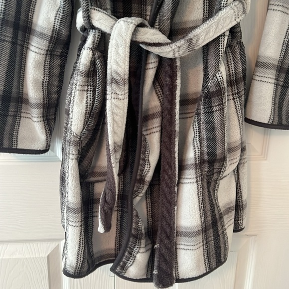 Plush Bathrobe - Picture 3 of 4